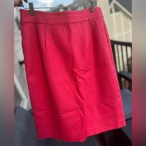 Banana republic straight skirt with front pockets and back slit. Size 6.